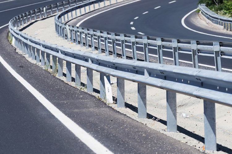 Protective elastic road fence